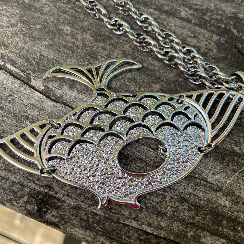 Vintage Articulated Fish Pendent Fins & Eye Move 18” Chain Fashion Jewelry - Picture 9 of 10